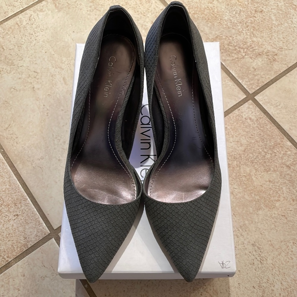 Calvin Klein Bellino Matte Snake high heels in Elephant.